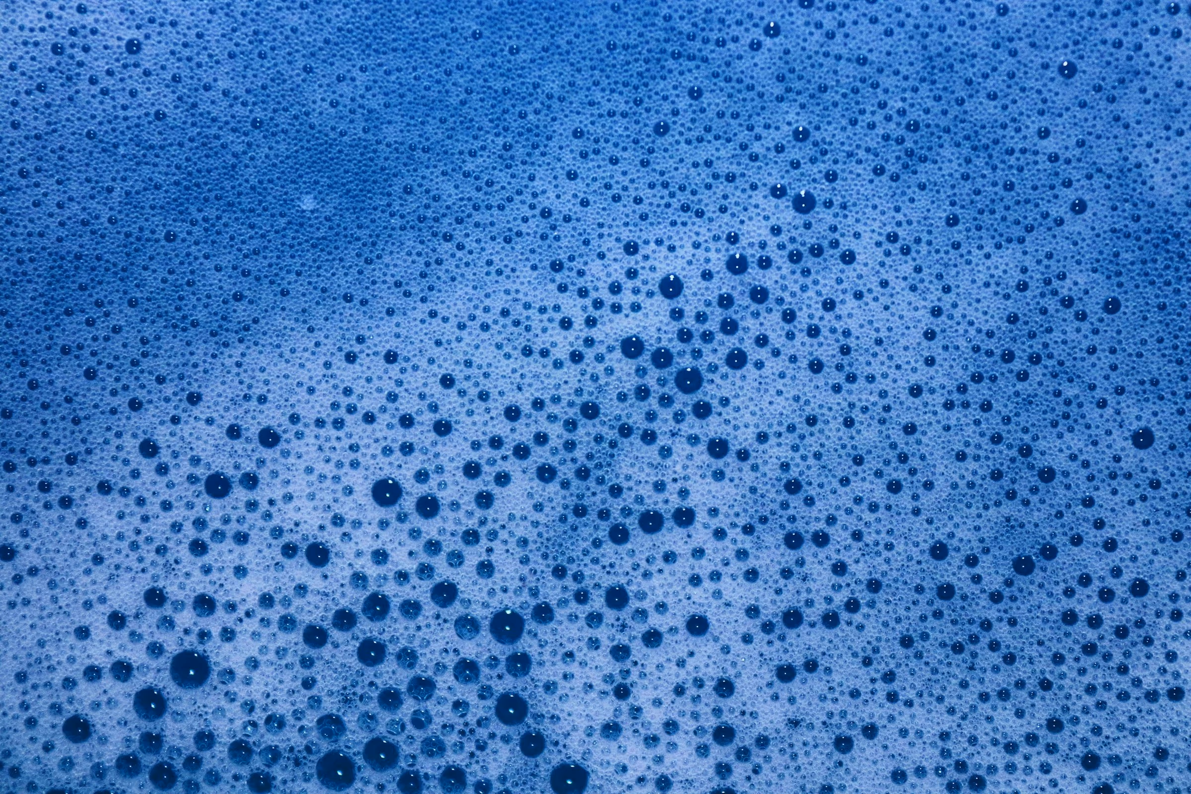 Blauw sop met schuimbelletjes, macro-opname